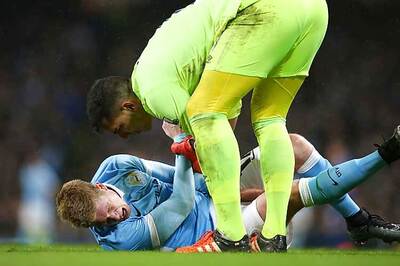 Manchester City's Kevin de Bruyne suffers suspected knee ligament injury