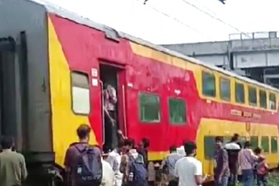 Two Coaches Of Ahmedabad-Mumbai Double Decker Express Detach Near Surat, No Injuries Reported