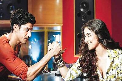 Snapshot: Farhan Akhtar arm wrestles Vidya Balan