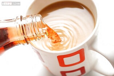 UK: Female journalist shows off cleavage to get free coffee