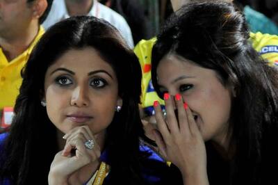 Snapshot: Gossiping, giggling, Shilpa Shetty and Sakshi Dhoni hang out together at IPL match