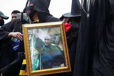 Thai police summon protest leaders for breaching coronavirus emergency law