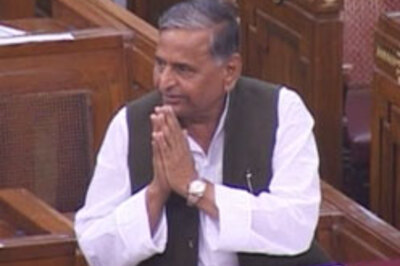 Mulayam on sari distribution spree