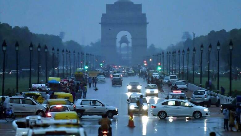 Delhi Wakes Up To a Foggy, Wet Morning as Overnight Rain Takes Hold of City