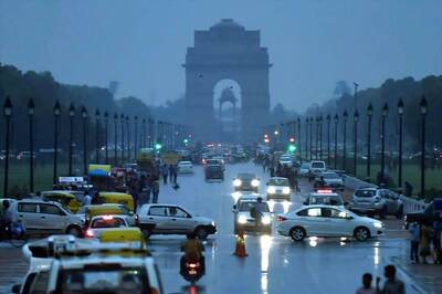 Delhi Wakes Up To a Foggy, Wet Morning as Overnight Rain Takes Hold of City