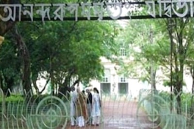 Visva-Bharati Students Continue Sit-in Outside VC Home, Seek Support from People