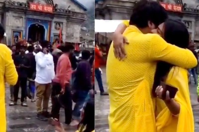 Woman Proposes to Her Bf At Kedarnath, Video Sparks Discussion About Using Phones At Religious Places