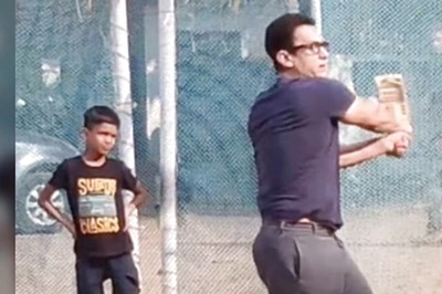 Aamir Khan Plays Cricket with Children in Mumbai, Video Goes Viral
