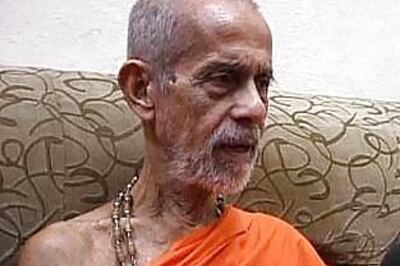 Spiritual guru urges Advani not to give up politics