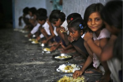 Mamata Condemns Centre's Decision to Make Aadhar Compulsory For Mid-day Meals