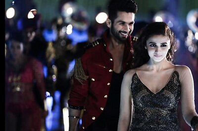 Watch: You'd want to join Shahid, Alia as they perform to the beats of dhol in 'Shaam Shandaar'