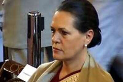 Sonia castigates Guj govt, promises peace
