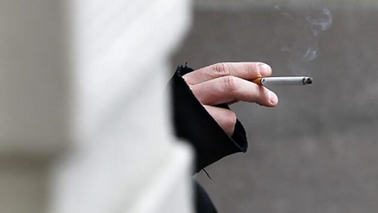China bans official from smoking in public