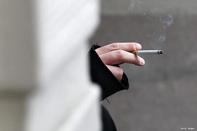 China bans official from smoking in public
