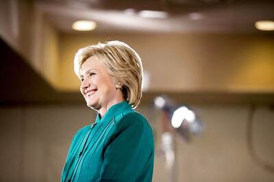 Clinton Campaign Halfway to USD 1 Billion Fundraising Goal