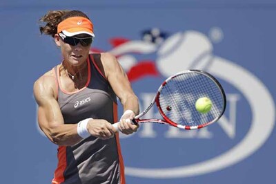 Samantha Stosur storms into fourth round