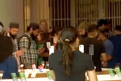 Desi Apple Fanboys Queue Up Outside Stores to Grab iPhone 15, Video Goes Viral