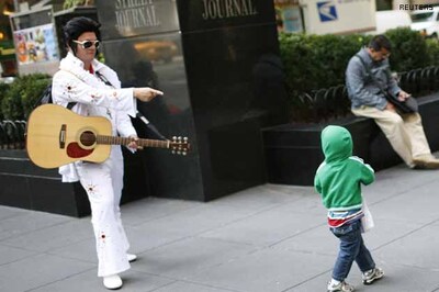 Doc dressed as Elvis revives Vegas marathon runner