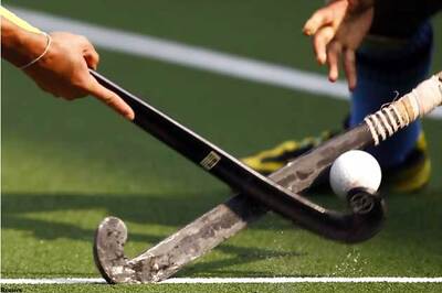 Hooda gives Rs 1.08 cr cash to hockey players