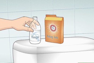 How to Keep a Toilet Bowl Clean Naturally
