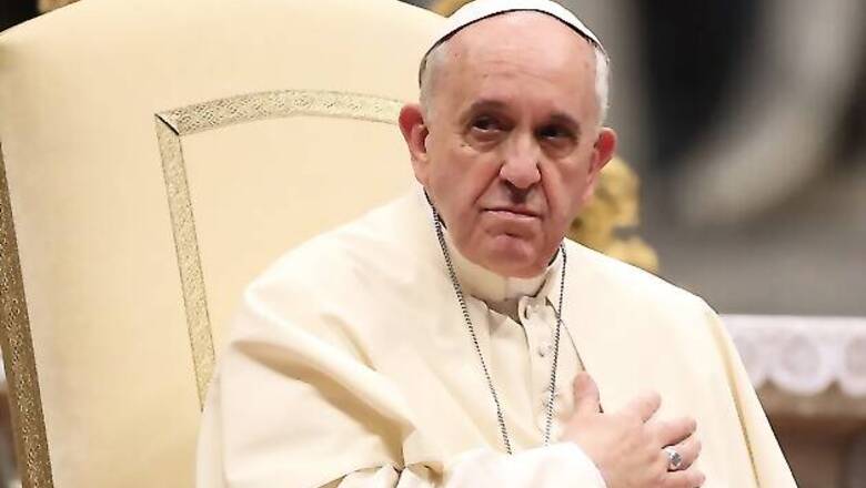 Defying pope, Italian church parade stops by Mafioso's house in tribute