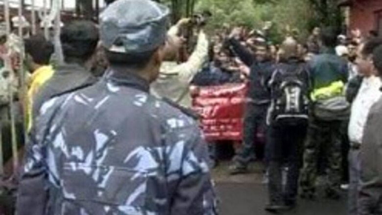 Nepal Maoists end highway blockade