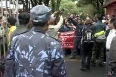Nepal Maoists end highway blockade