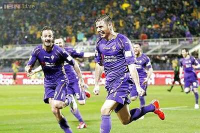Serie A: Late Fiorentina goals sink AC Milan, Roma lose at home