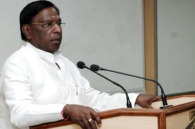 Narayanasamy Meets L-G Kiran Bedi, Stakes Claim to Form Govt in Puducherry