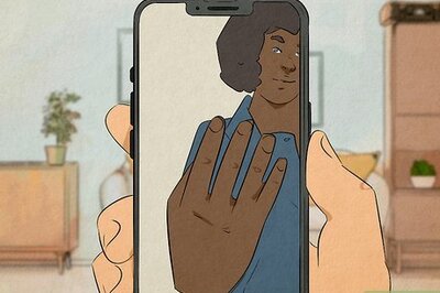 What Does Holding Up 4 Fingers Mean? Definitions for TikTok, Football, & More