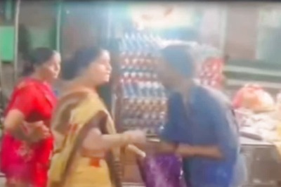 Woman Lifts Eggs At Mumbai Market And Then Argues With Shopkeeper