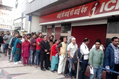 Long Queues at Banks to Exchange Old Notes