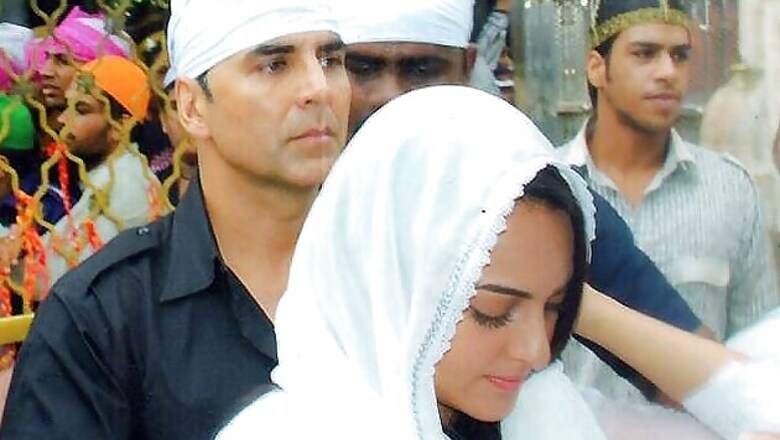 Akshay, Sonakshi pray at Ajmer dargah for the success of 'OUATIMD'
