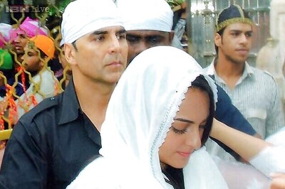 Akshay, Sonakshi pray at Ajmer dargah for the success of 'OUATIMD'
