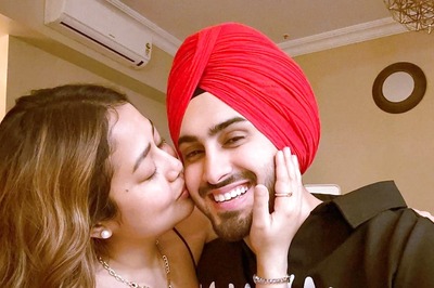 Neha Kakkar Showers Rohanpreet Singh With Kisses and Hugs on His 28th Birthday; Pics