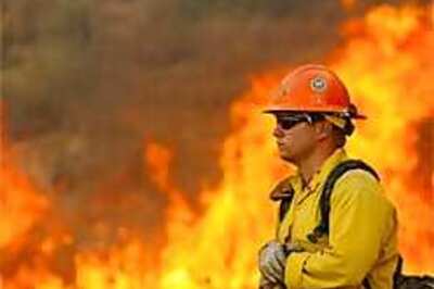 Thousands battle California wildfire