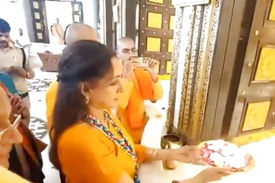 Hema Malini Offers Prayers At Iskcon Temple In Ujjain Ahead of Maha Shivratri, Video Goes Viral; Watch