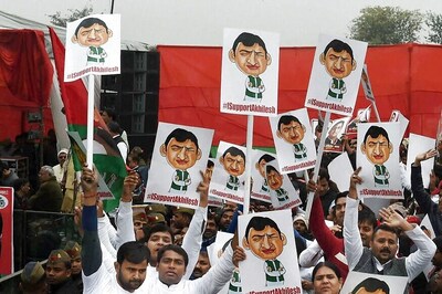 Symbol War Still on But Has Akhilesh Yadav Won the Online War?