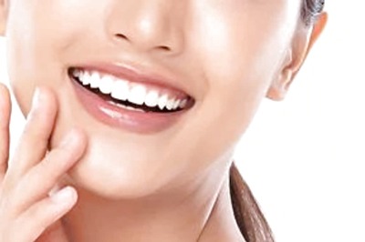 6 DIY Ways To Naturally Whiten Your Teeth Using Kitchen Ingredients