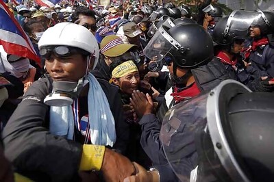Thailand: State of emergency begins, pro-government leader shot during protest