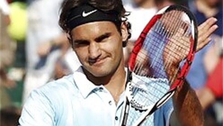 Federer towers over Karlovic, reaches quarter-finals