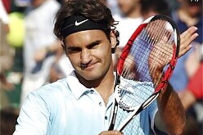 Federer towers over Karlovic, reaches quarter-finals