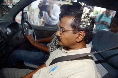 Kejriwal, other AAP MLAs meet Delhi L-G, demand fresh elections