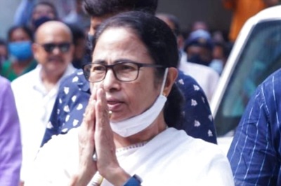 Bhabanipur Bypoll: Mamata Banerjee Pays Sudden Visit to Mosque, Interacts with Locals