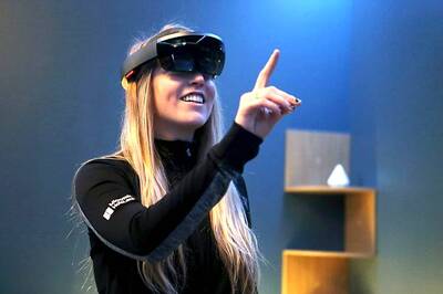 Microsoft releases the first batch of HoloLens headset