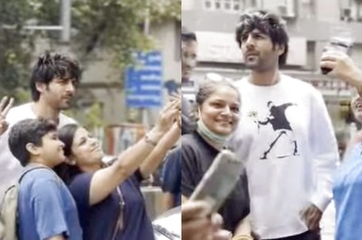 Kartik Aaryan Poses With Fans For Selfies As He is Spotted Outside Red Chillies Office, Watch