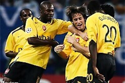 Manchester Utd battle old foes Arsenal