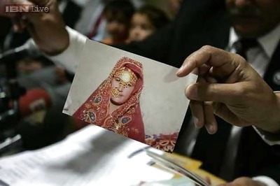Pakistani family sentenced to death over 'honour killing' outside court