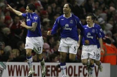 Cahill goal ensures Everton deny Liverpool top spot