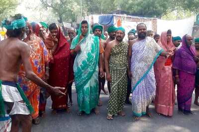 After Skulls and Rats, TN Farmers Use Saris to Demand Drought Relief